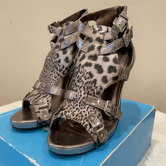 Spring Womens Size 10, Silver Cheetah Print Pumps - Picture 1 of 11